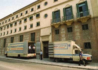 Imagen secundaria 1 - La mudanza de los fondos de la biblioteca comenzó el 3 de noviembre de 1994. 