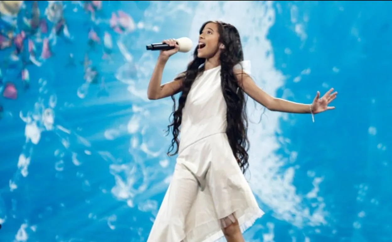 Melani sobre el escenario del Festival de Eurovisión Junior