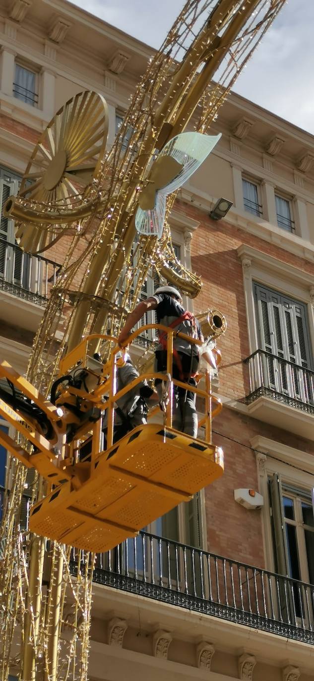 El bosque navideño en el que se convertirá este año la céntrica vía malagueña ya se encuentra casi listo. Aunque aún habrá que esperar al próximo 29 de noviembre para verlo iluminado.