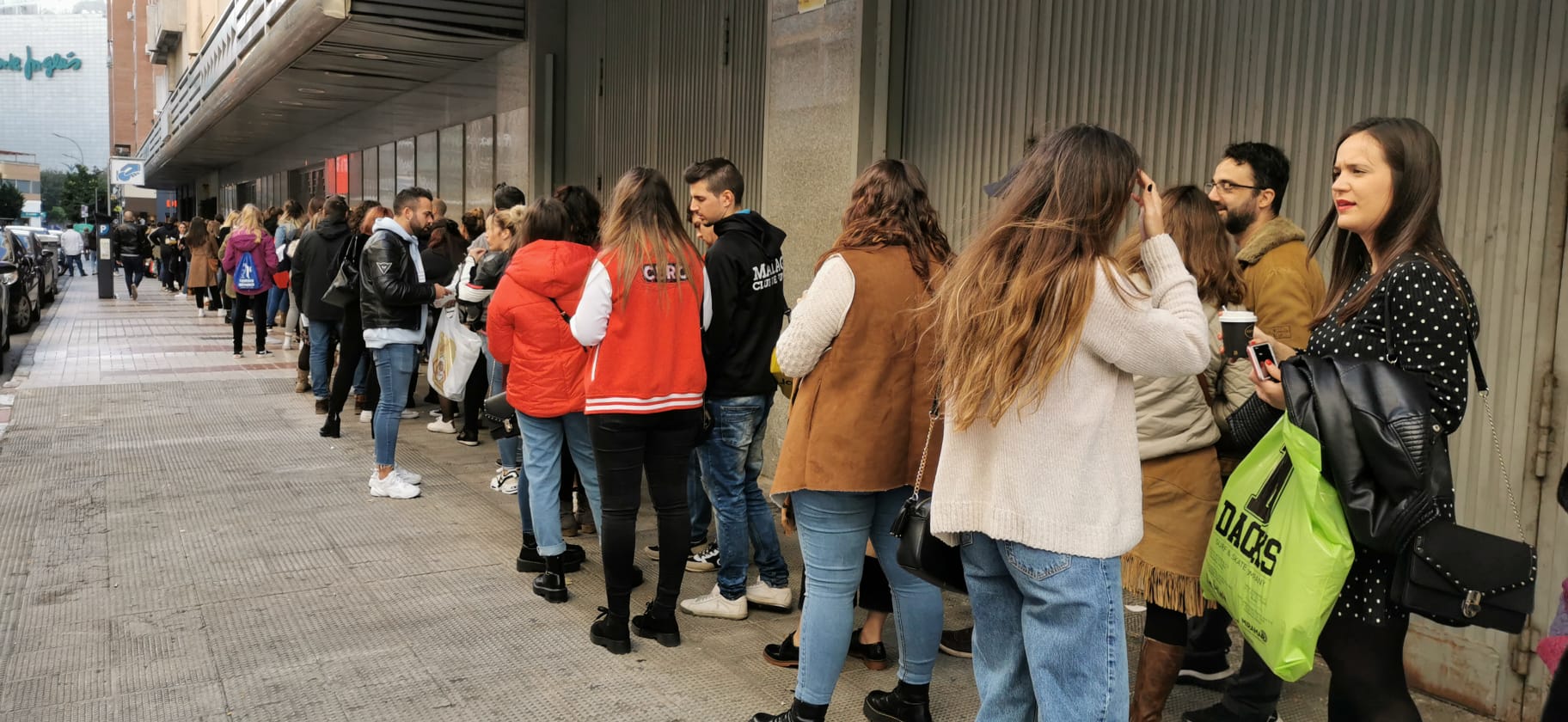 El cantante madrileño firma en el Corte Inglés entradas para su próximo concierto en Málaga