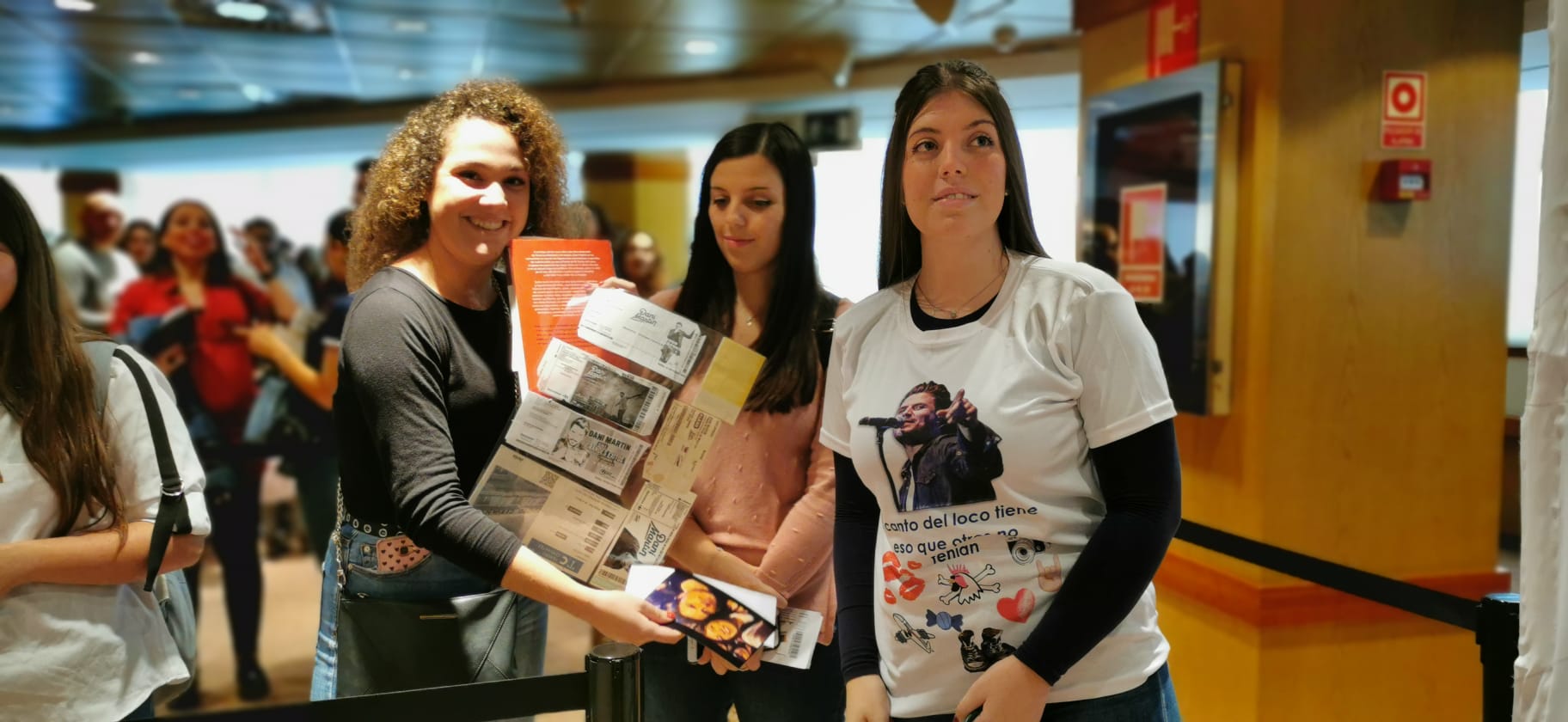 El cantante madrileño firma en el Corte Inglés entradas para su próximo concierto en Málaga