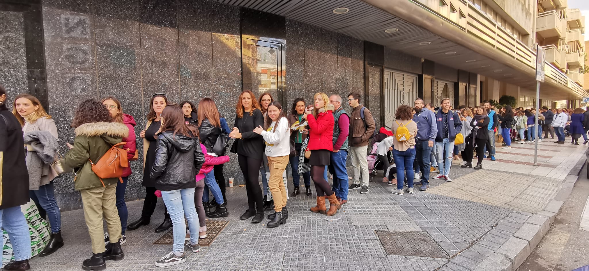 El cantante madrileño firma en el Corte Inglés entradas para su próximo concierto en Málaga