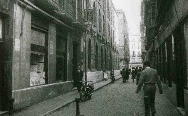 Calle Liborio García, con el colegio de las Esclavas del Sagrado Corazón a la izquierda de la imagen