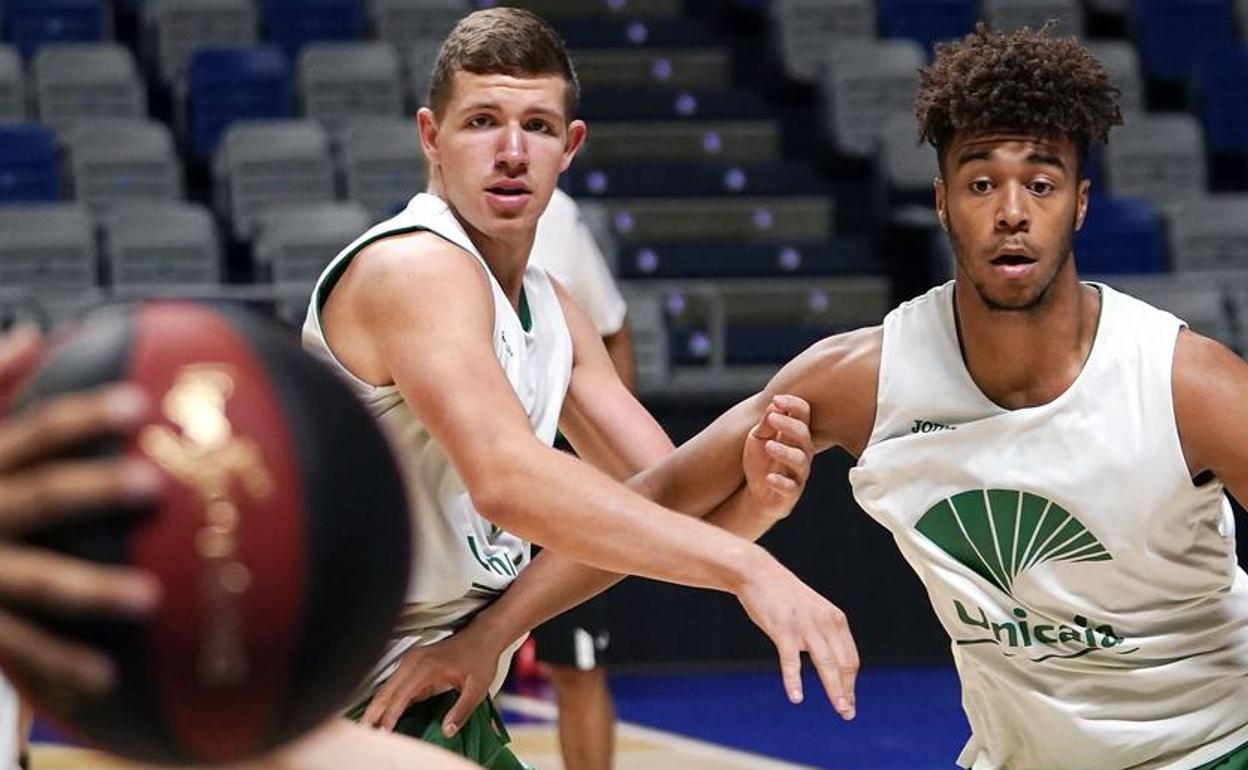 Morgan Stilma e Ismael Tamba durante un entrenamiento con el Unicaja. 