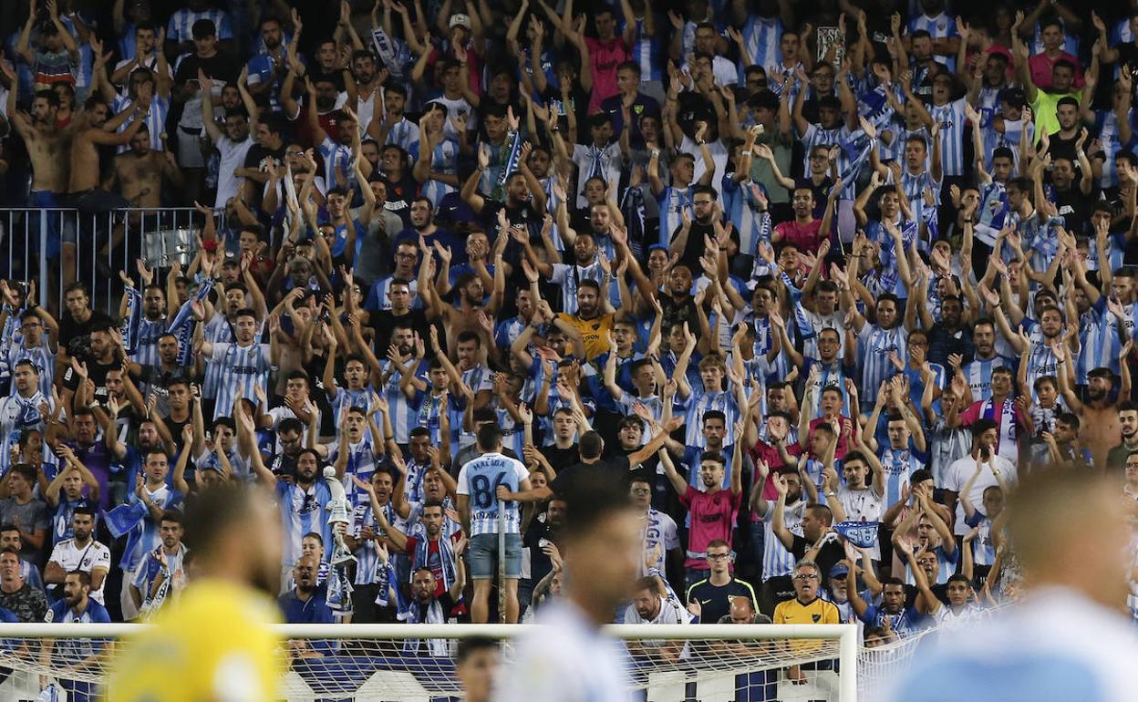 Aficionados en una de las gradas de La Rosaleda. 