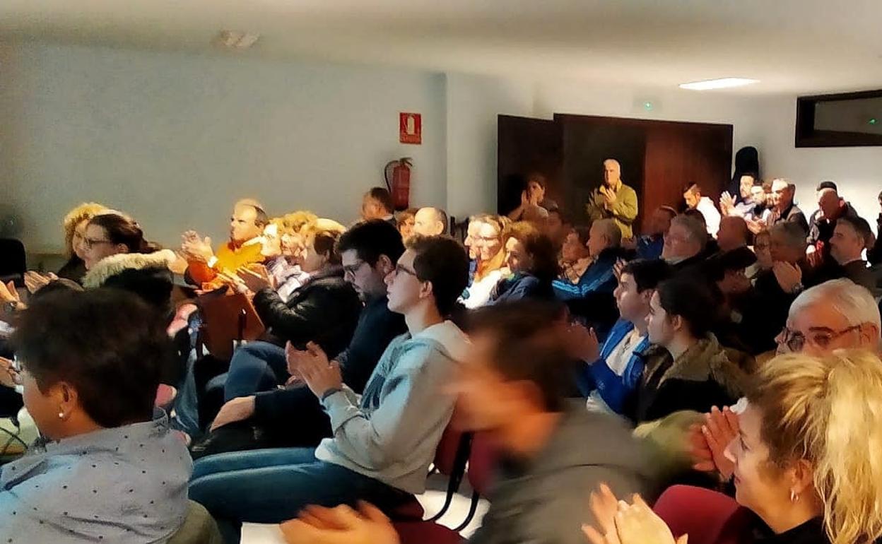 Asistentes a la asamblea vecinal en El Morche. 