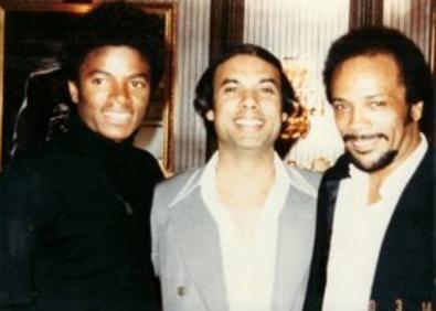 Imagen secundaria 1 - Bikram Choudhury llegó a poseer medio centenar de coches de lujo. En las fotografías, con Michael Jackson y Quincy Jones y subido encima de una de sus alumnas.