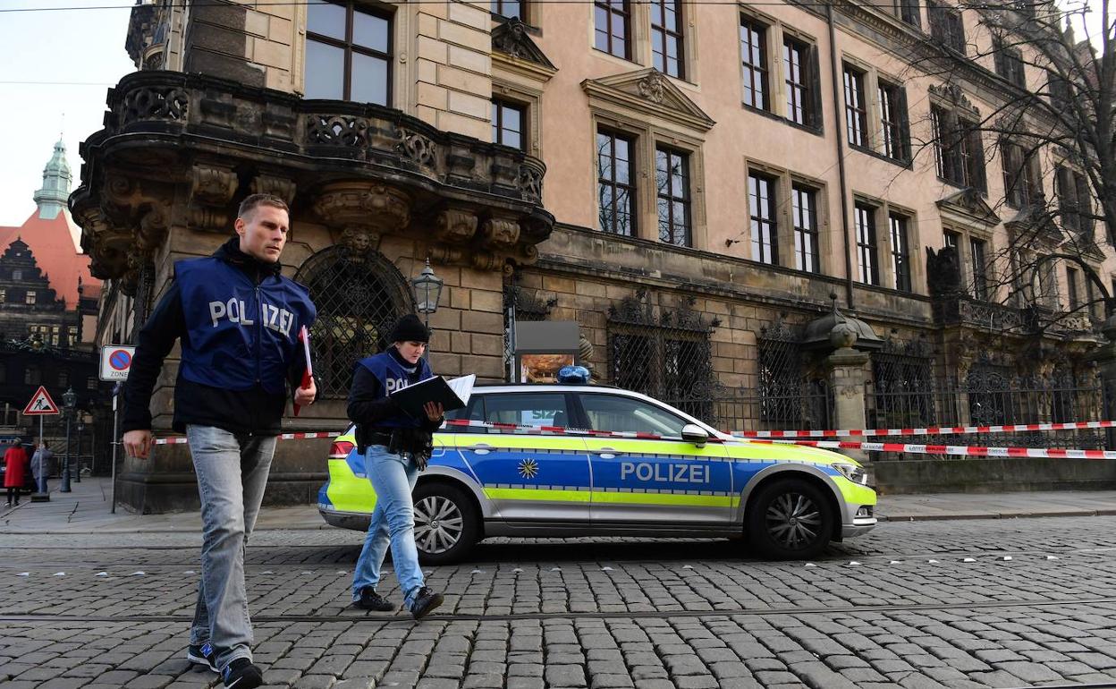 La Policía custodia el Museo Grünes Gewölbe de Dresde (Alemania) tras el robo perpetrado este lunes.