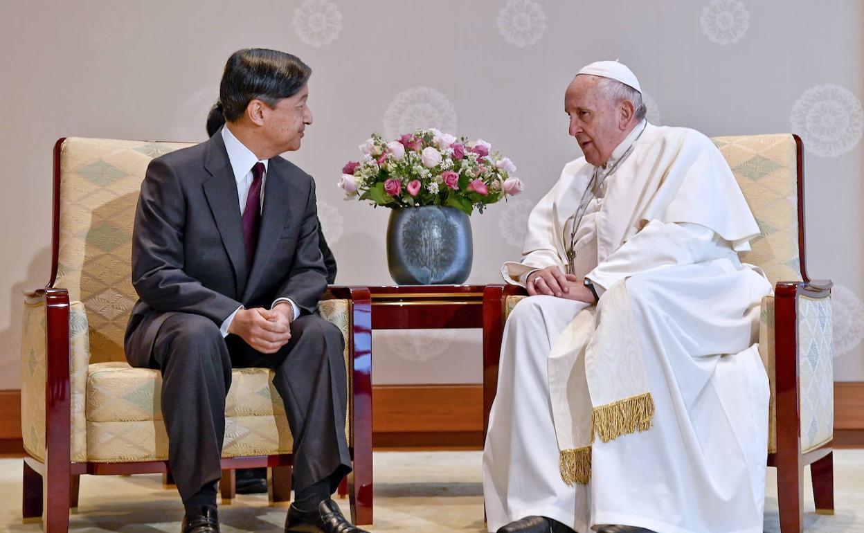 El emperador de Japón, Naruhito, charla con el papa Francisco. 