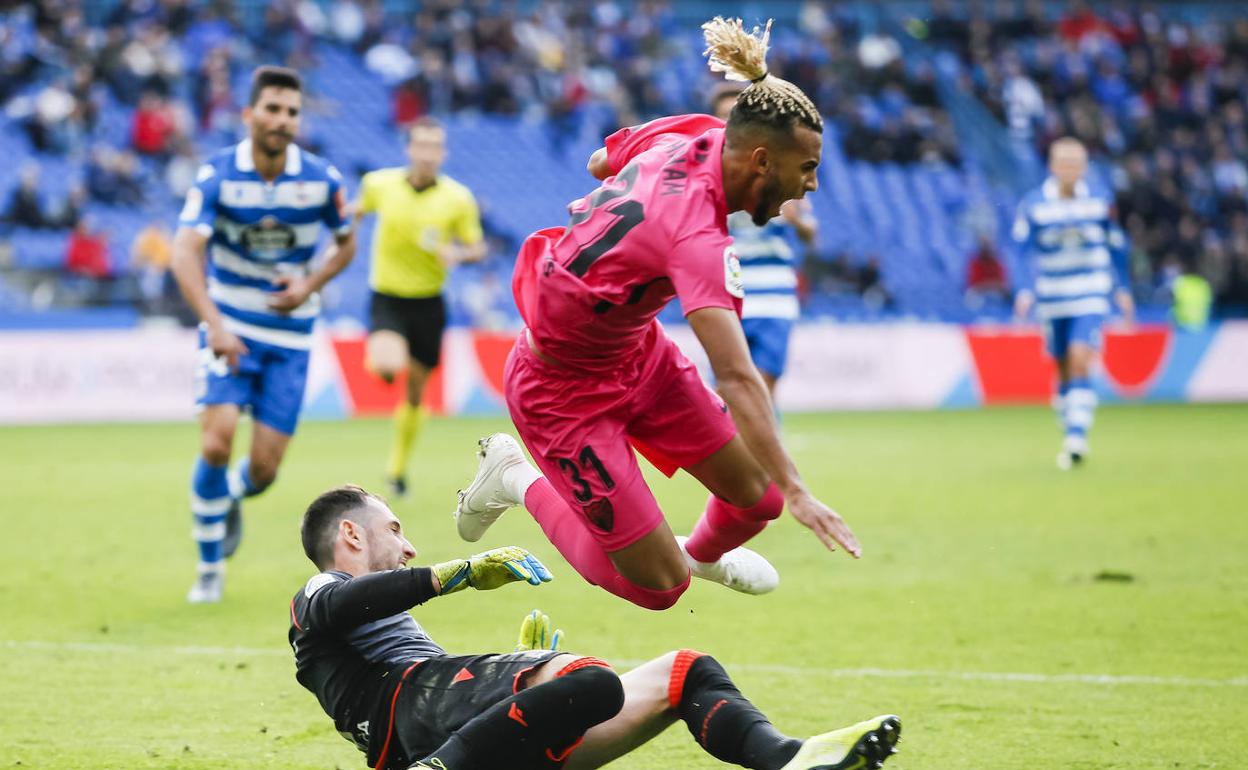 Hicham salta sobre la salida de Dani Giménez en el duelo jugado por el Málaga en Riazor (0-2). 