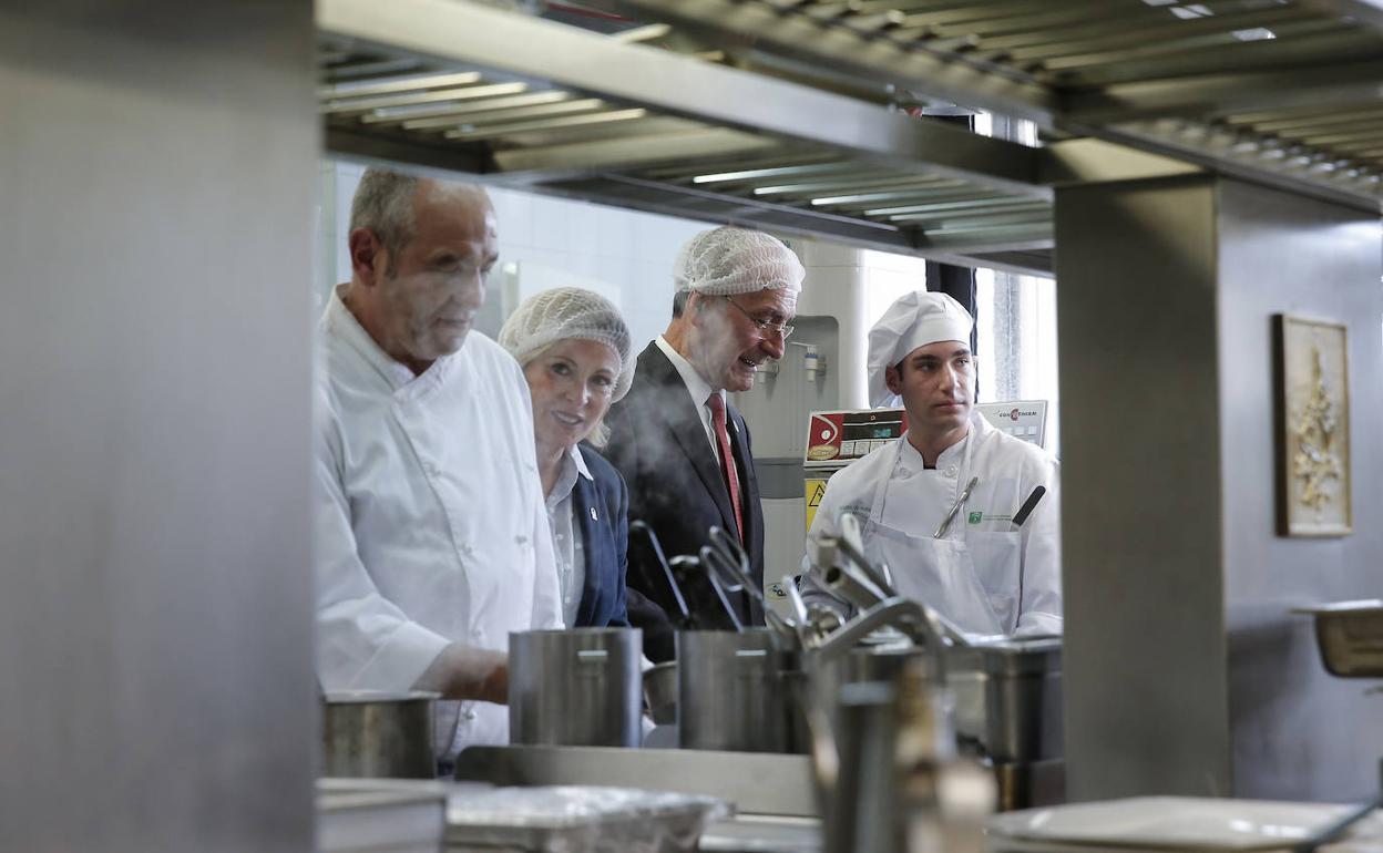 La delegada de Empleo y el alcalde, con Miguel Núñez, profesor, y Sergio, uno de los alumnos de segundo. 