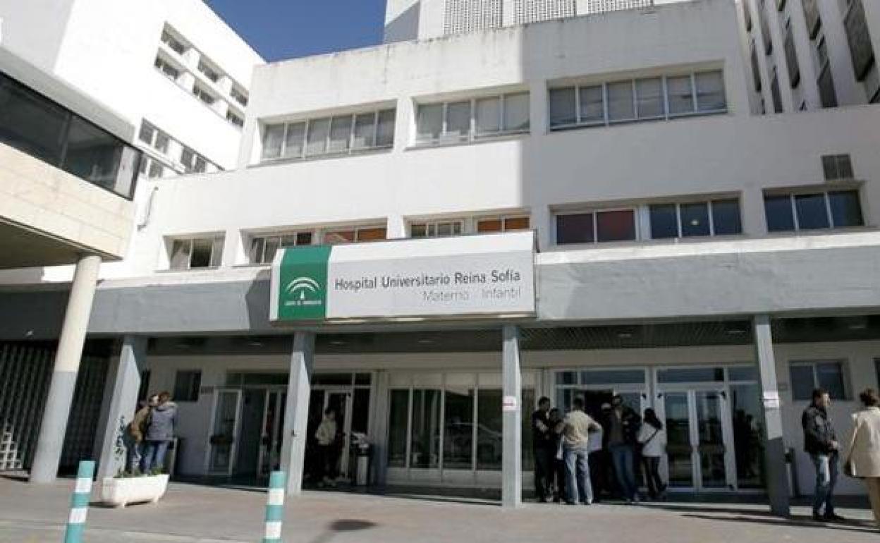 Entrada al hospital Reina Sofía. 