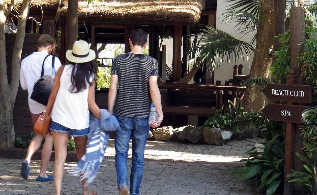Turistas en el hotel Marbella Club. 