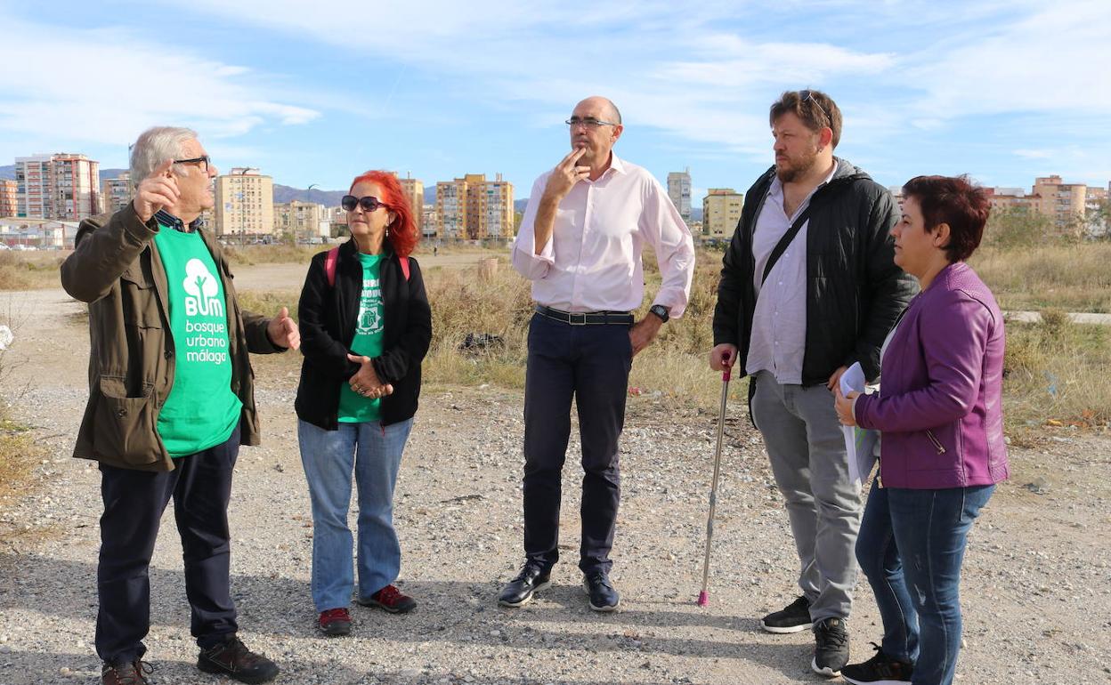 Los ediles Eduardo Zorrilla, Nico Sguiglia y Paqui Macías con miembros de la plataforma Bosque Urbano.