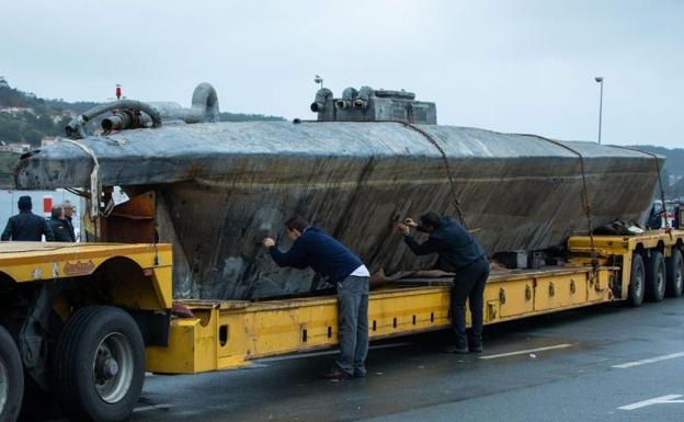 El submarino ya sobre tierra. 