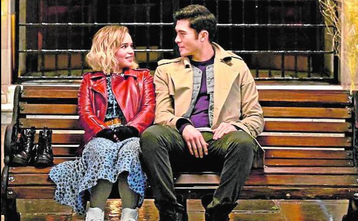 Emilia Clarke y Henry Golding, en el filme.