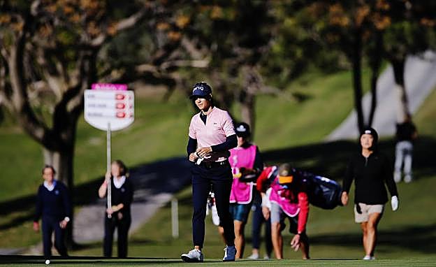 Imagen principal - Arriba, la malagueña Azahara recorriendo el campo. Sobre estas líneas, Cheyenne Woods, sobrina del golfista Tiger Woods y la alemana Olivia Kowan 