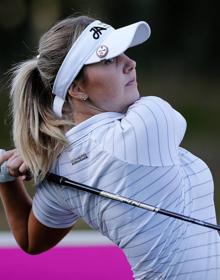 Imagen secundaria 2 - Arriba, la malagueña Azahara recorriendo el campo. Sobre estas líneas, Cheyenne Woods, sobrina del golfista Tiger Woods y la alemana Olivia Kowan 