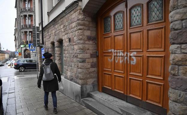 La casa del futbolista en Estocolmo, con la palabra 'Judas' escrita en una puerta. 