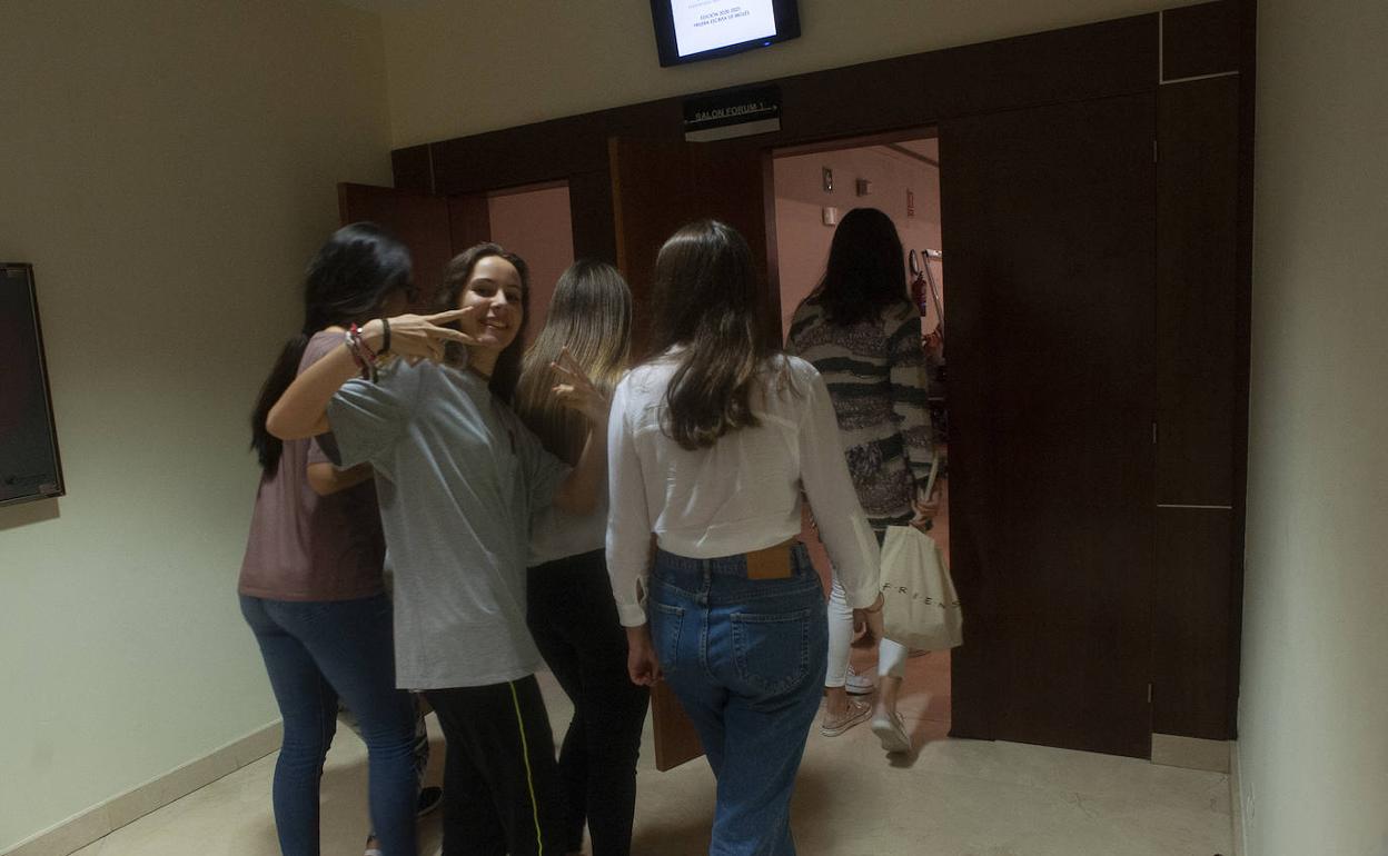 Unas chicas entran en la sala del hotel Ilunion, donde se realizan los exámenes.