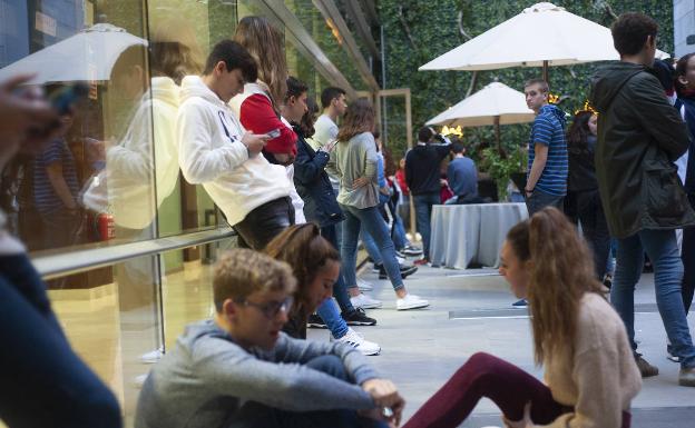 Los jóvenes candidatos a la beca, esperando su turno para examinarse. 