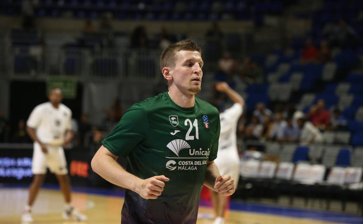 Adam Waczynski, en el calentamiento previo al duelo ante el Trento. 