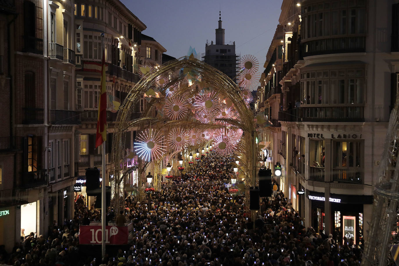 Durante los 40 días que duren los fastos navideños, la calle Larios se transformará en un bosque lleno de hojas y soles