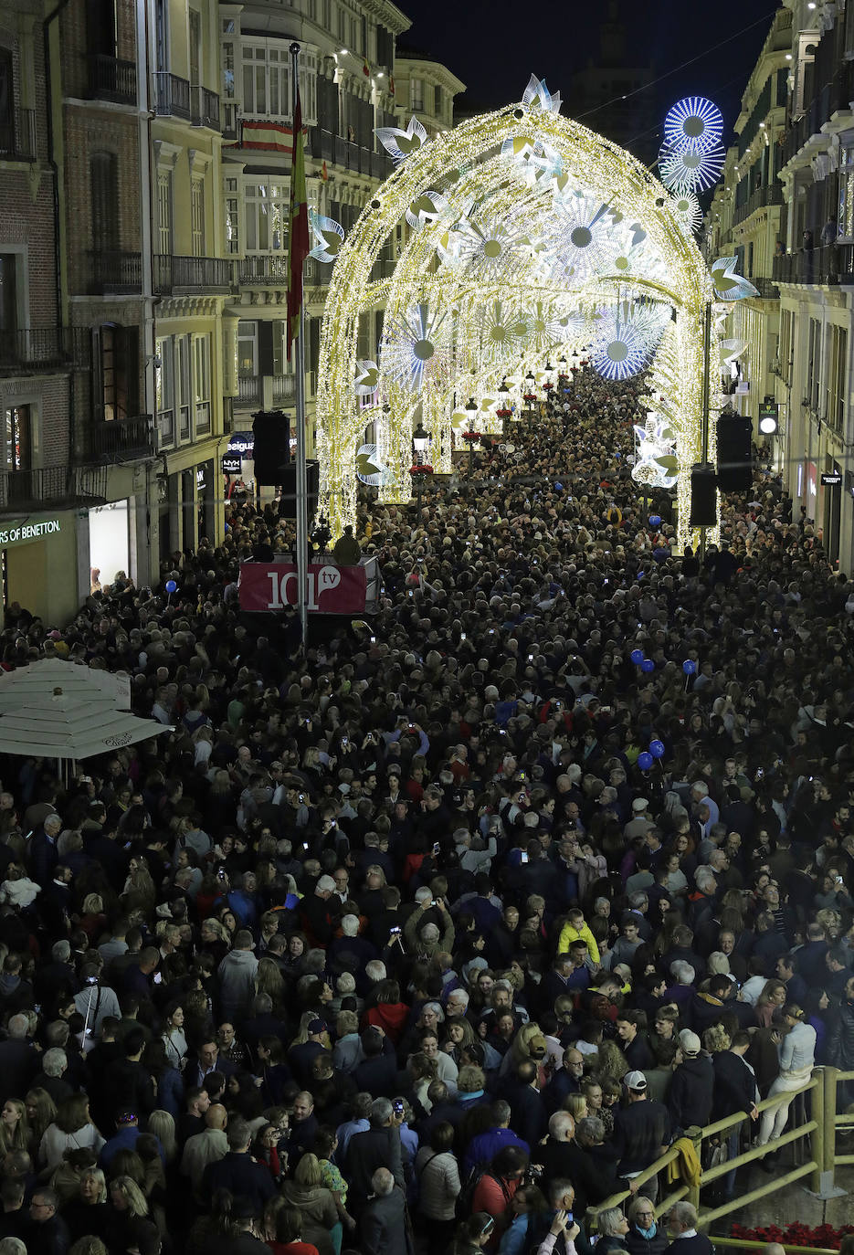 Durante los 40 días que duren los fastos navideños, la calle Larios se transformará en un bosque lleno de hojas y soles