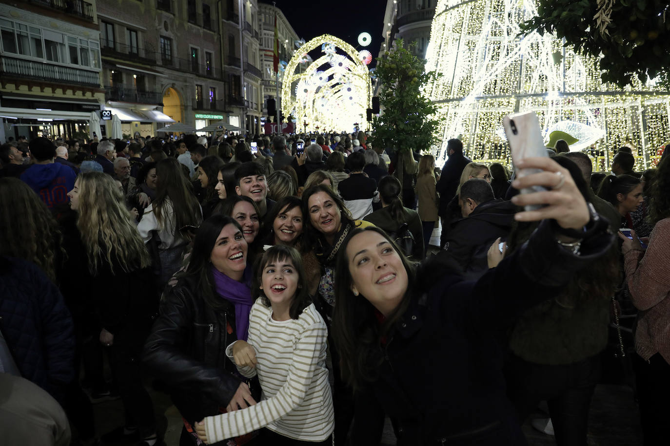 Durante los 40 días que duren los fastos navideños, la calle Larios se transformará en un bosque lleno de hojas y soles