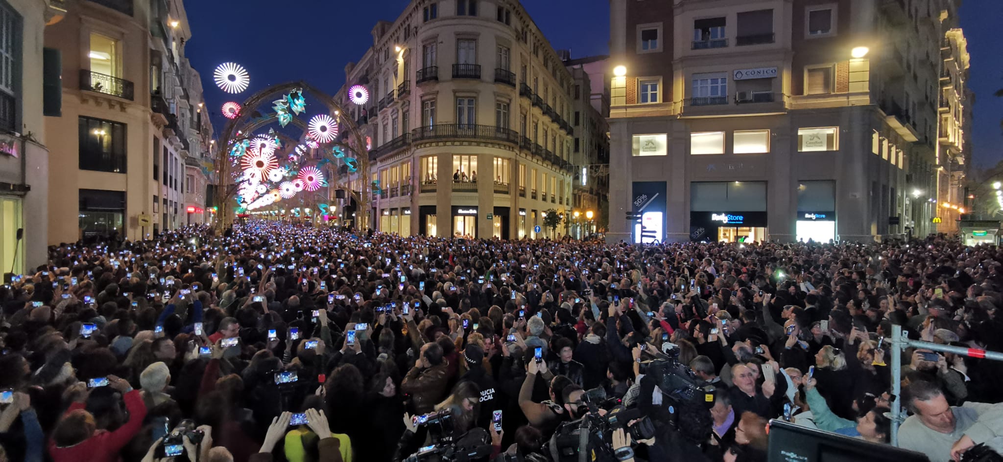 Durante los 40 días que duren los fastos navideños, la calle Larios se transformará en un bosque lleno de hojas y soles