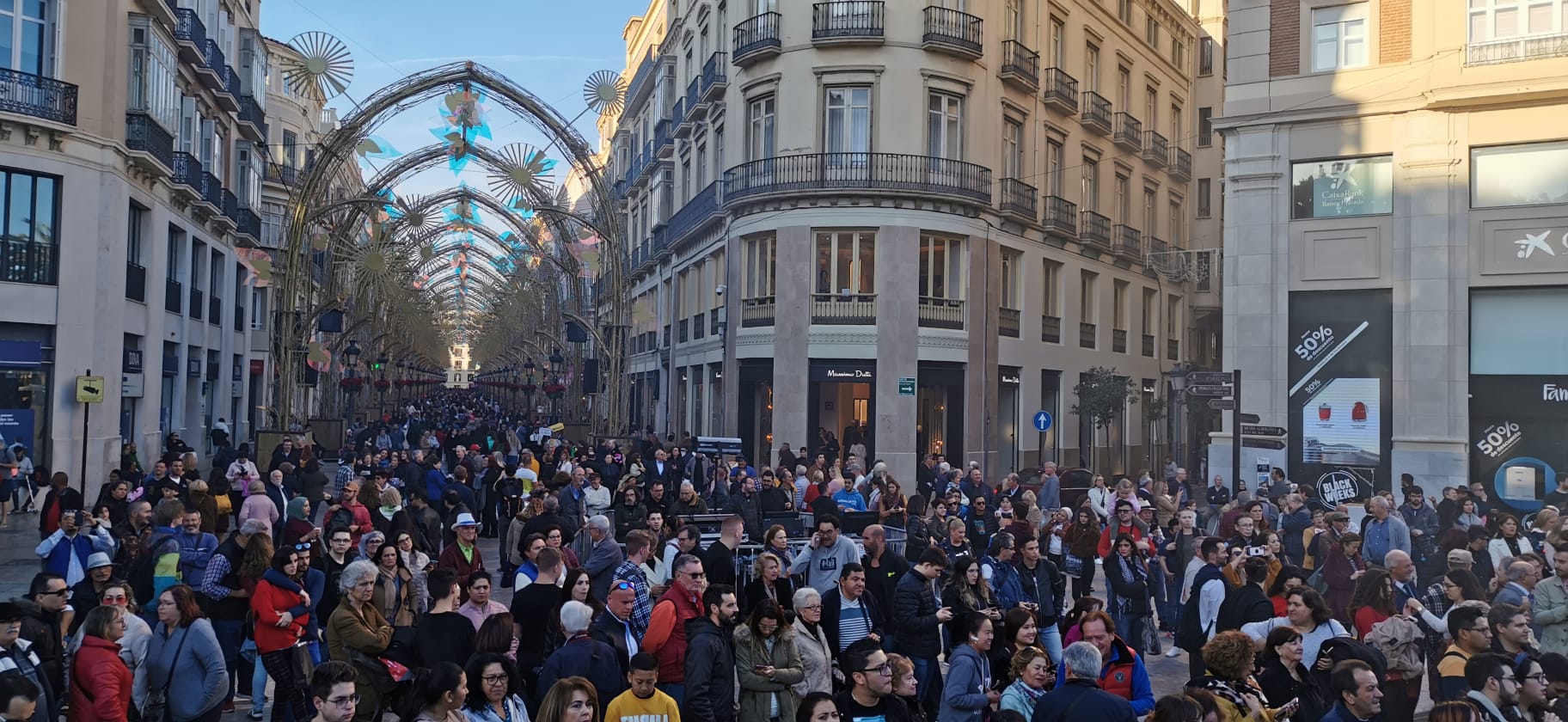 Durante los 40 días que duren los fastos navideños, la calle Larios se transformará en un bosque lleno de hojas y soles