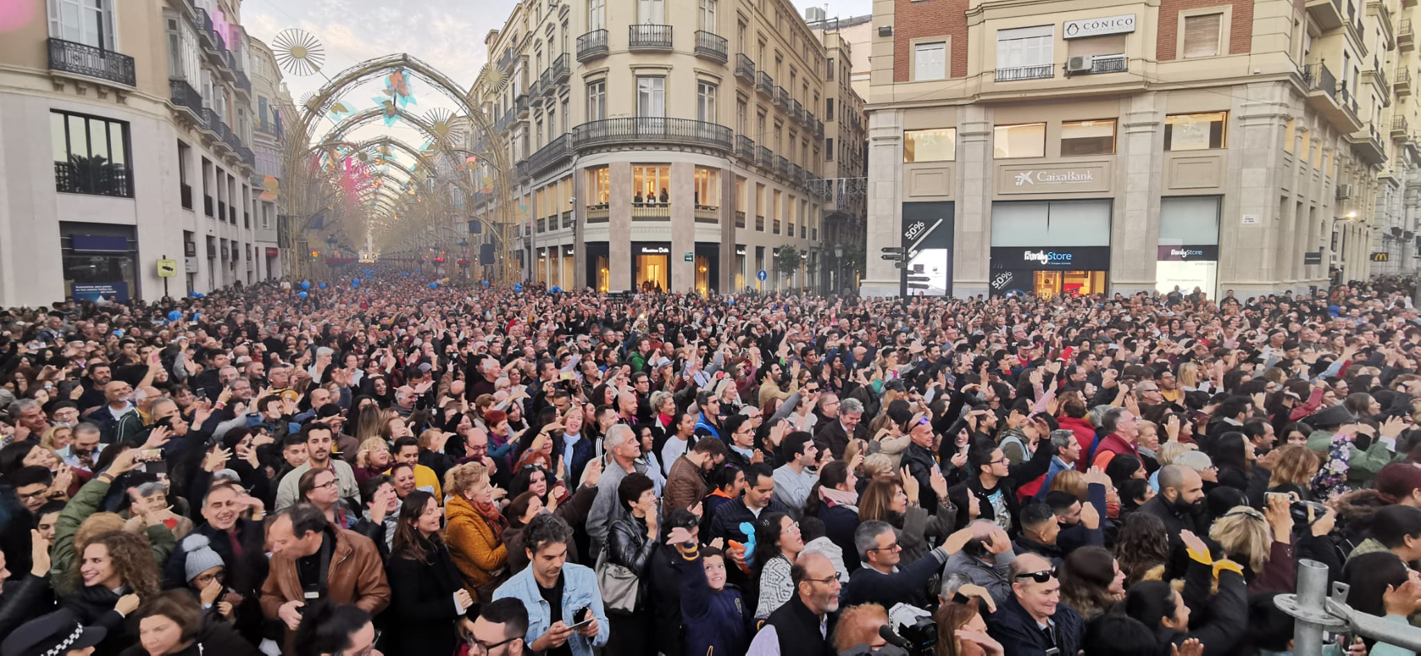 Durante los 40 días que duren los fastos navideños, la calle Larios se transformará en un bosque lleno de hojas y soles