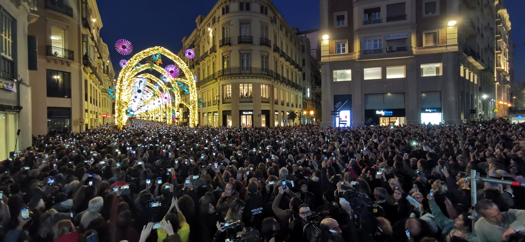 Durante los 40 días que duren los fastos navideños, la calle Larios se transformará en un bosque lleno de hojas y soles