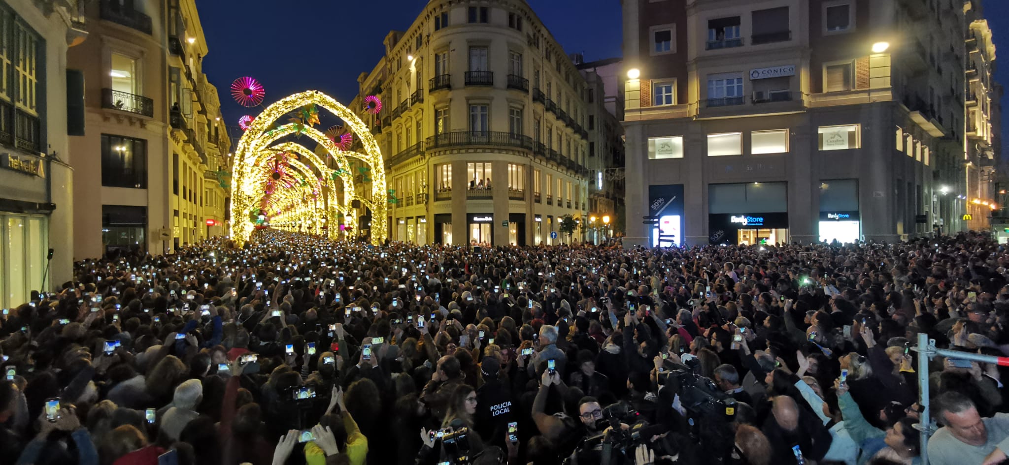 Durante los 40 días que duren los fastos navideños, la calle Larios se transformará en un bosque lleno de hojas y soles