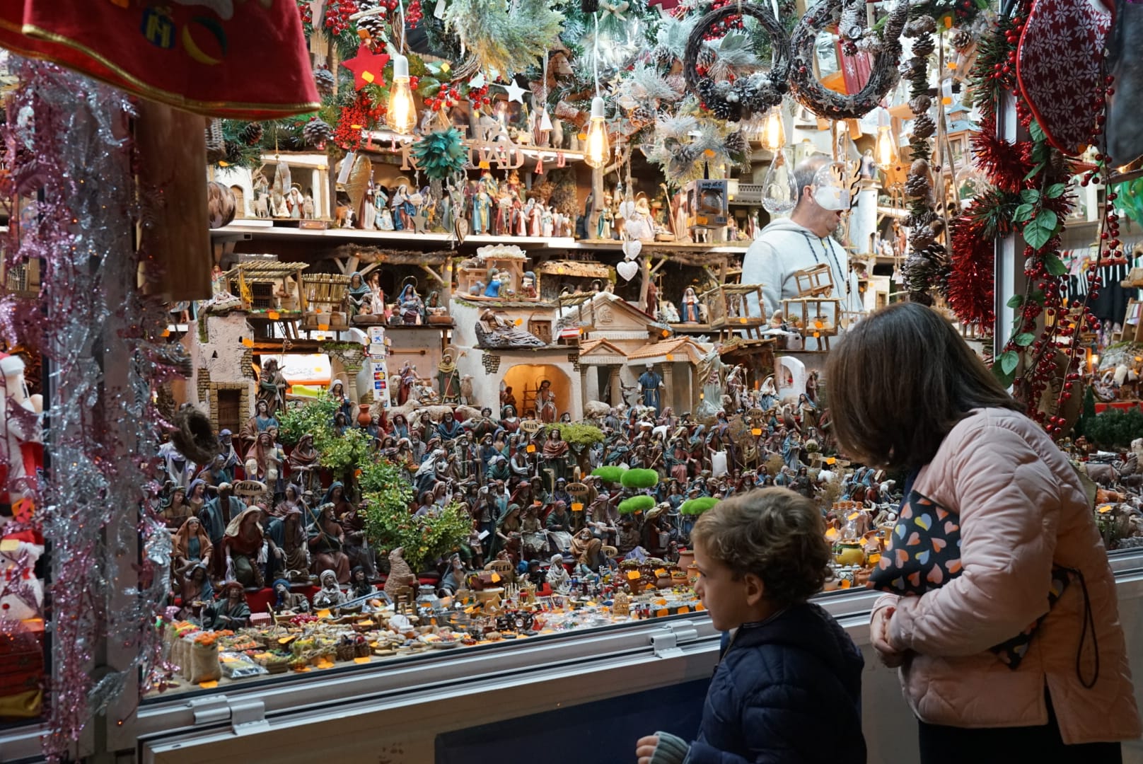 Durante los 40 días que duren los fastos navideños, la calle Larios se transformará en un bosque lleno de hojas y soles