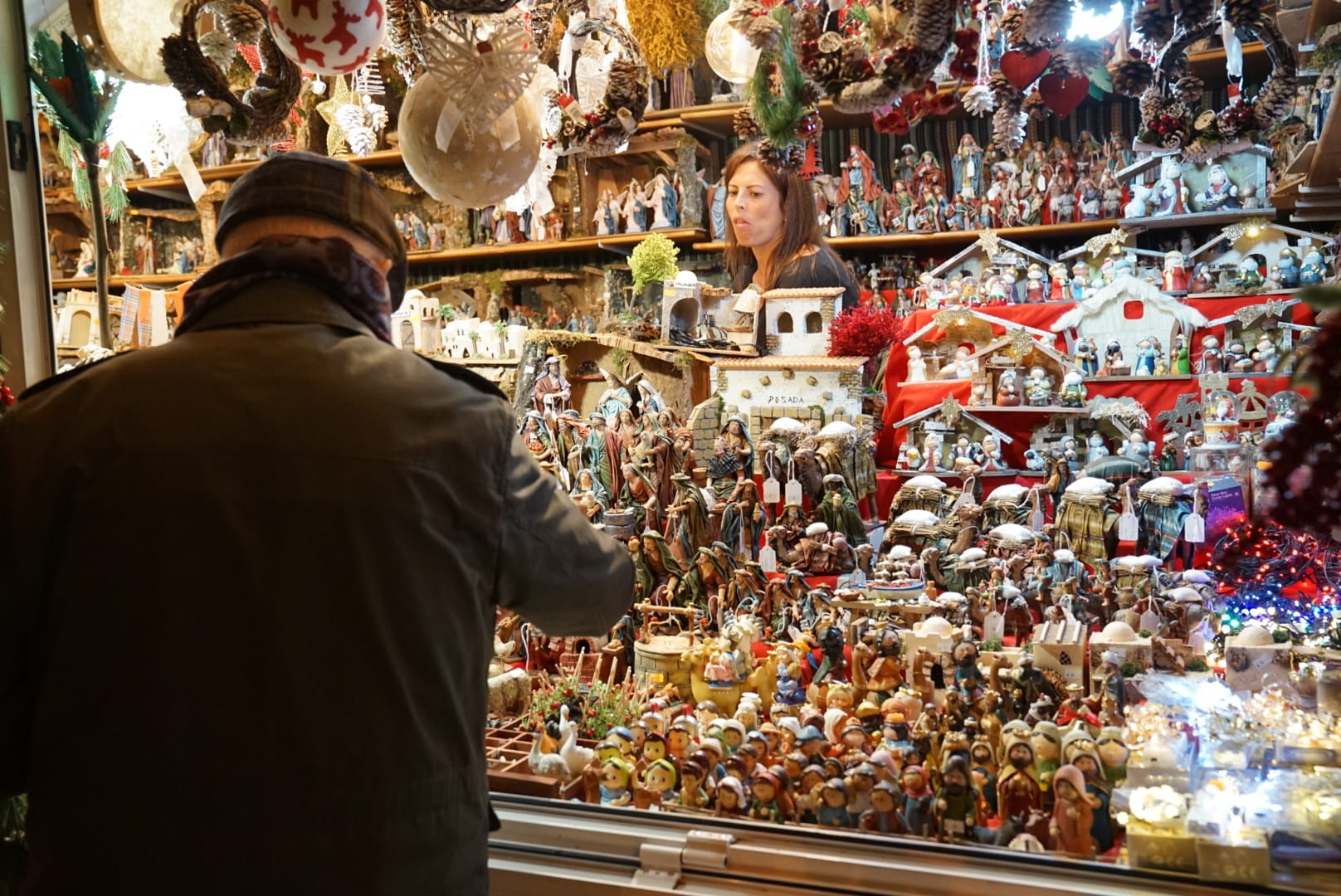 Durante los 40 días que duren los fastos navideños, la calle Larios se transformará en un bosque lleno de hojas y soles