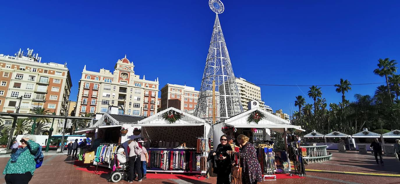 Mercadillo navideño en la plaza de la Marina. 