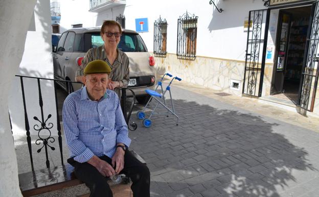 Emilio Matés y Encarnación Cazorla, en la plaza del Ayuntamiento, junto a la farmacia 