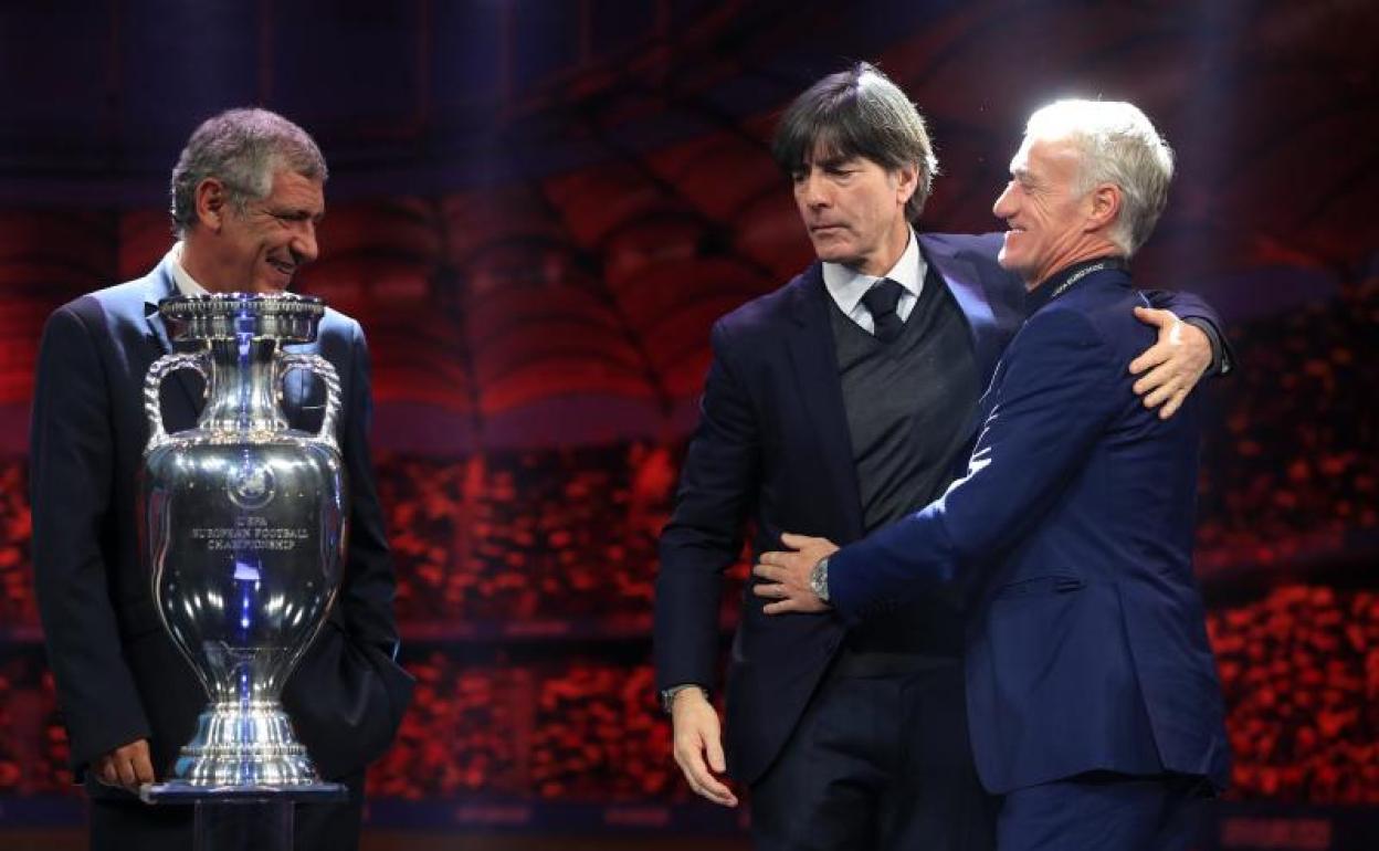 Didier Deschamps abraza a Joachim Löw en presencia de Fernando Santos. 