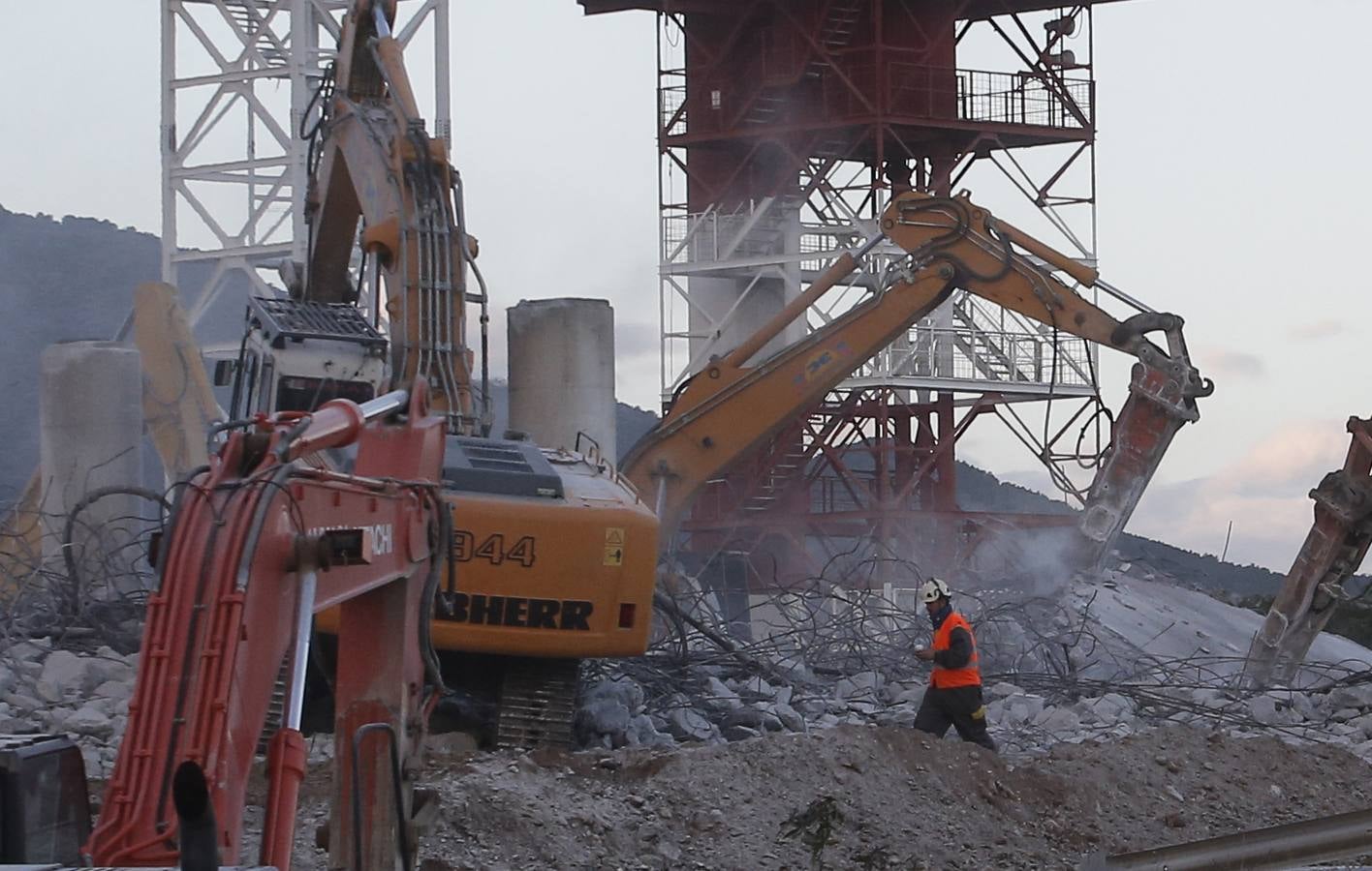 La interrupción del tráfico se ha mantenido toda la noche para demoler el puente que hay a la altura de Arraijanal