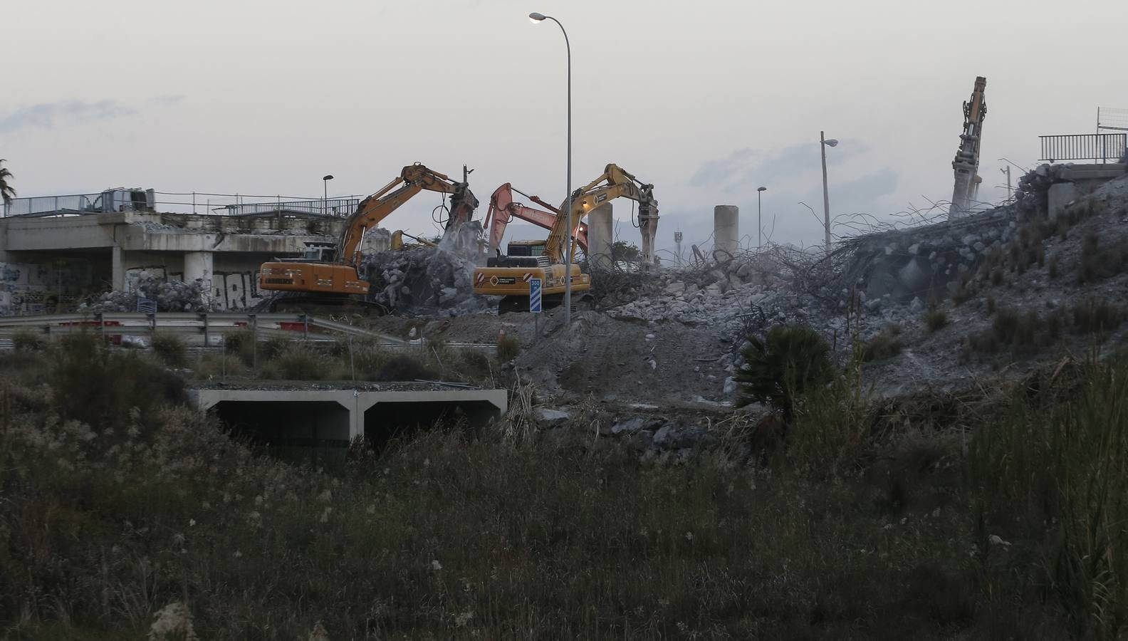 La interrupción del tráfico se ha mantenido toda la noche para demoler el puente que hay a la altura de Arraijanal