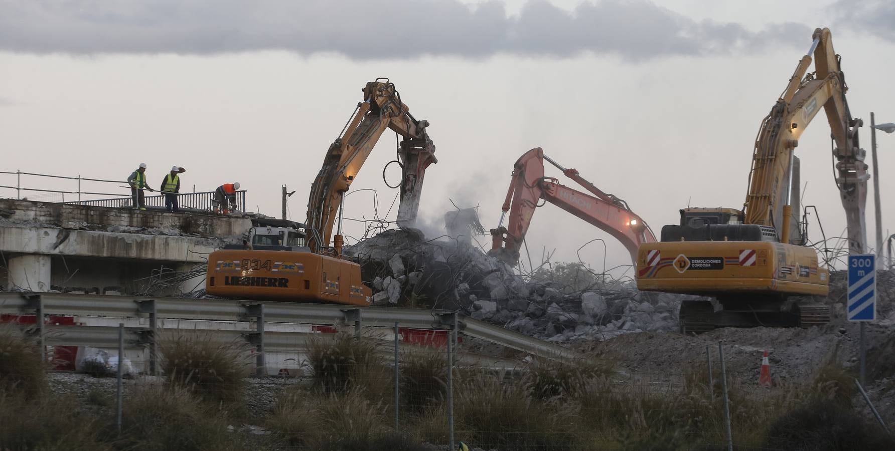 La interrupción del tráfico se ha mantenido toda la noche para demoler el puente que hay a la altura de Arraijanal