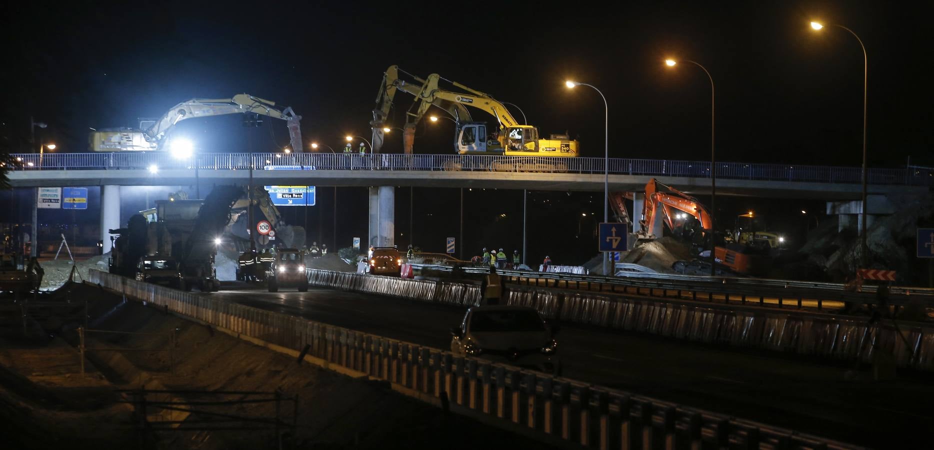 La interrupción del tráfico se ha mantenido toda la noche para demoler el puente que hay a la altura de Arraijanal