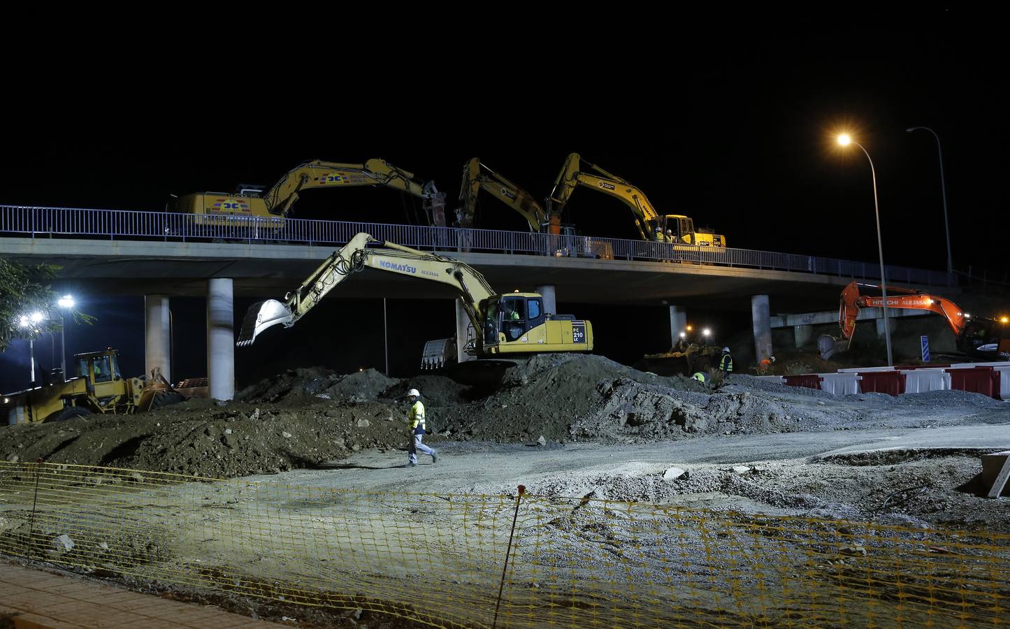 La interrupción del tráfico se ha mantenido toda la noche para demoler el puente que hay a la altura de Arraijanal