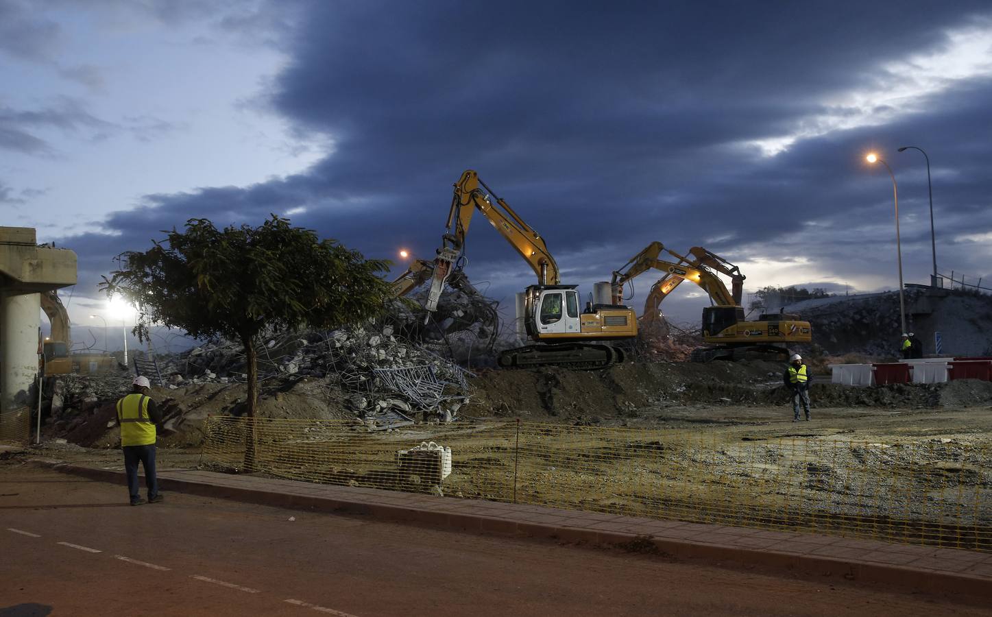 La interrupción del tráfico se ha mantenido toda la noche para demoler el puente que hay a la altura de Arraijanal