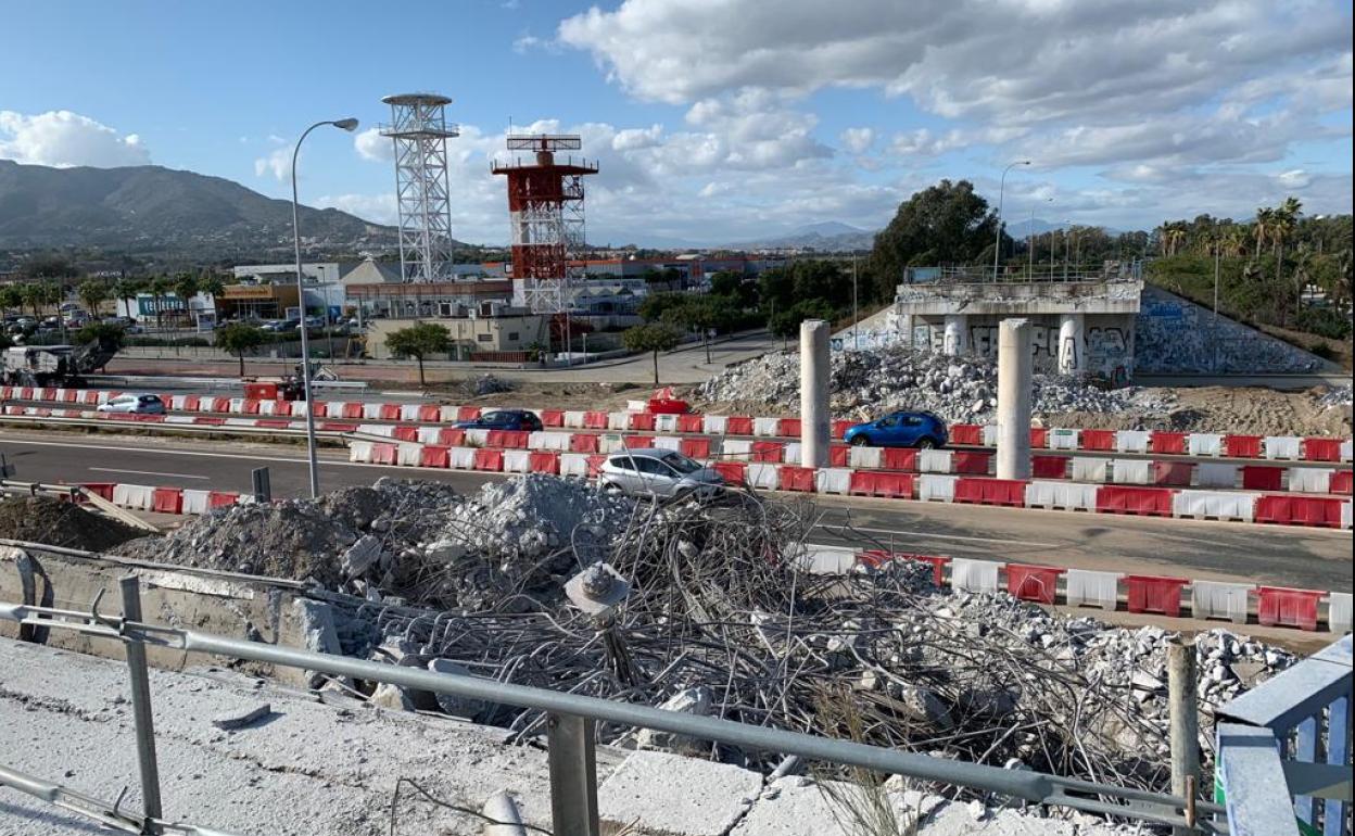 Imagen del puente derribado y de la autovía ya reabierta.