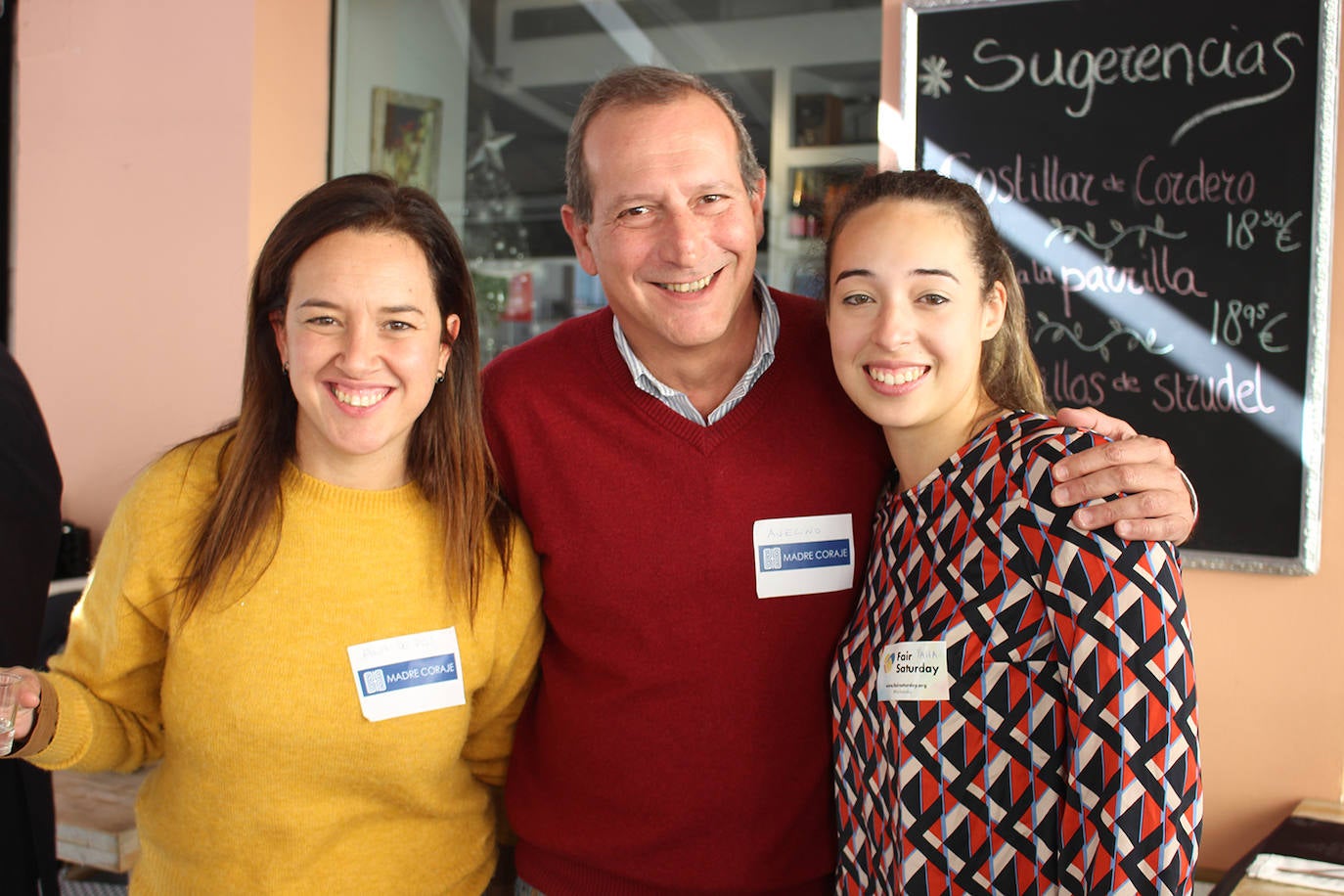 Vino Mío afianza su proyecto benéfico ‘Heal the World’ con una reunión de ONG. en la foto, Ana de Ros, Avelino Mañas Robledo y Yahaira Villa Sánchez.