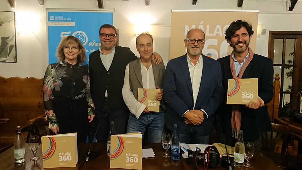 El Palomar de El Pimpi acoge la firma y presentación del libro de la provincia desde otra perspectiva. En la foto, Pepi Mescua, Francisco Pérez, José María Ruiz Aguilar, Lorenzo Esteban y Francisco Martín.