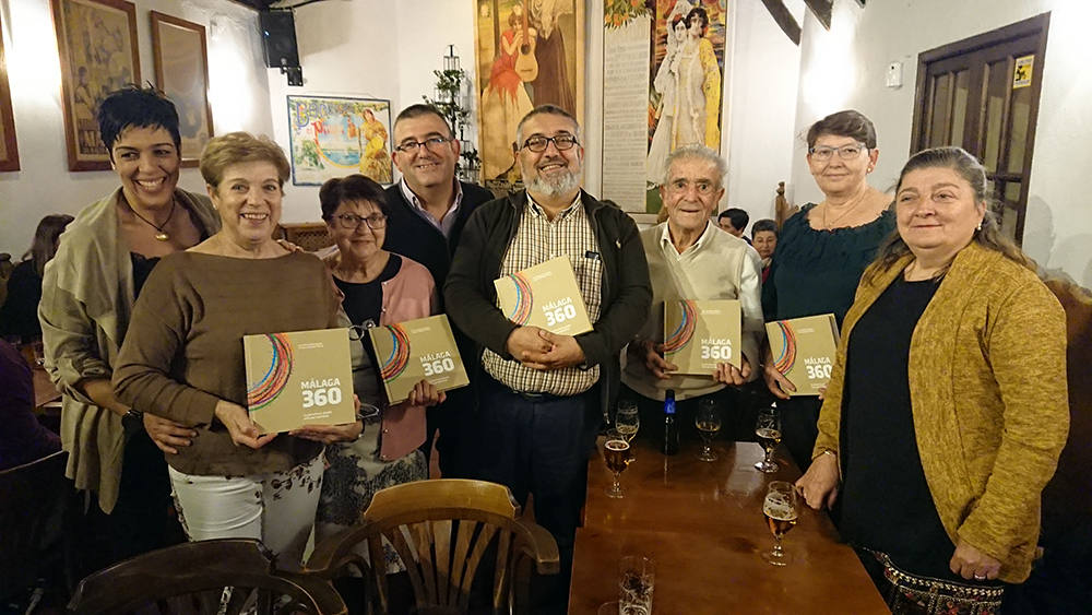 El Palomar de El Pimpi acoge la firma y presentación del libro de la provincia desde otra perspectiva. En la foto, familia de José María Ruiz Aguilar.