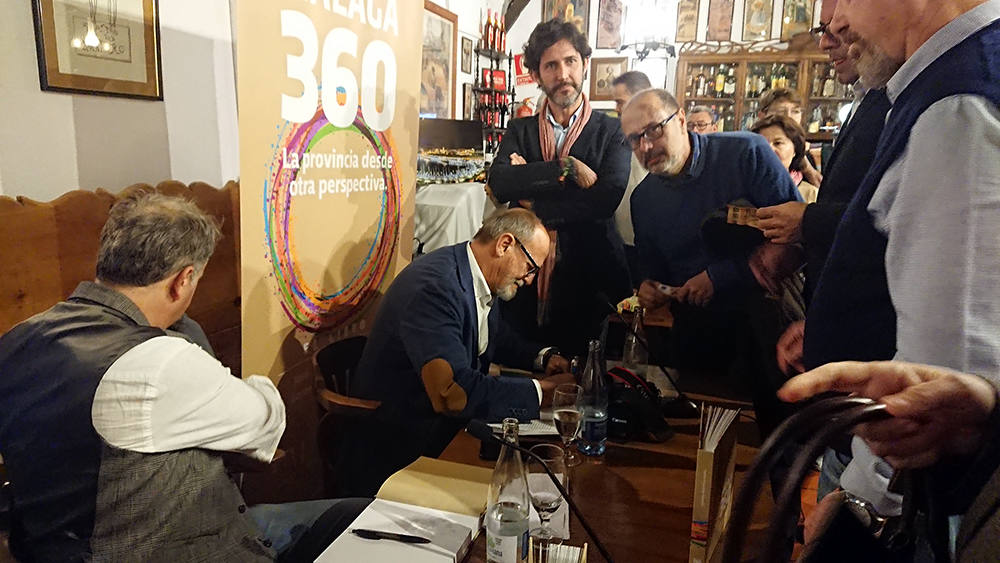 El Palomar de El Pimpi acoge la firma y presentación del libro de la provincia desde otra perspectiva. En la foto, un momento de la firma.